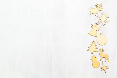Beyaz ahşap arka planda Noel süsleri