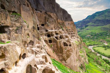 Gürcistan 'daki Erusheti Dağı' ndaki Vardzia mağara manastırı.