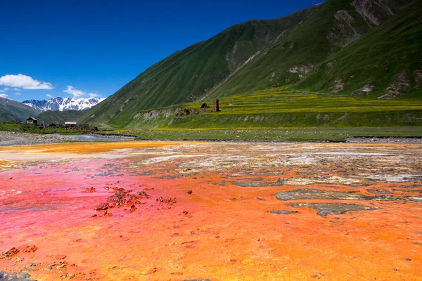Truso Vadisi, Georgia. Kırmızı maden suyu kaynaklı güzel bir manzara..
