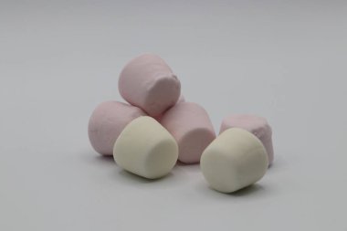 Beyaz arkaplanı olan şekerleme parçaları.