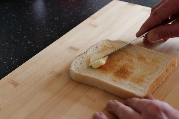 Mani Con Coltello Spargere Burro Sul Pane Tostato Tagliere Sulla — Foto Stock