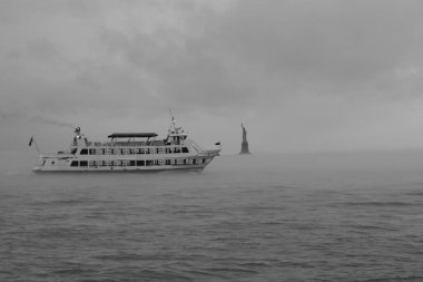 Sisli bir günde bir Özgürlük Adası Feribotunun tek renkli görüntüsü