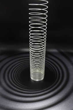 Eski oyuncaklardan soyut çelik spiral