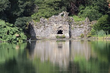 İngiltere 'nin Wiltshire kentindeki Stourhead Gardens' ın National Trust arazisindeki harabelerin manzarası.