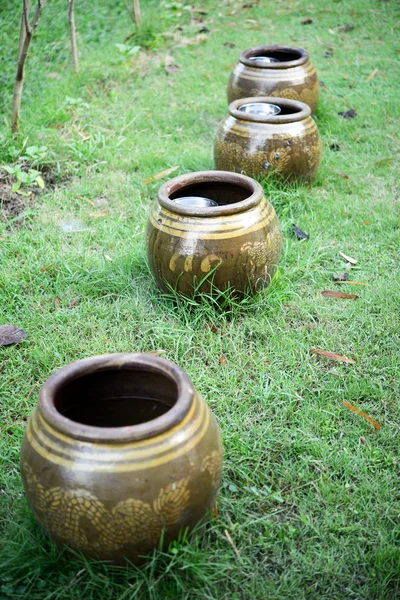 Tarros de almacenamiento de agua de estilo tailandés — Foto de Stock