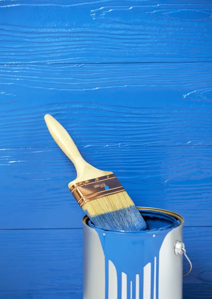 Pincel de pintura em tinta a óleo de cor azul pode — Fotografia de Stock