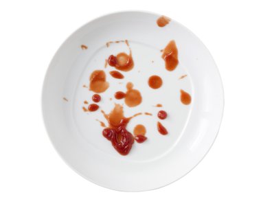 Ketçap splash beyaz arka plan üzerinde izole plaka üzerinde