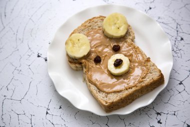 Ayı yüz şekli fıstık ezmesi ile kepekli ekmek