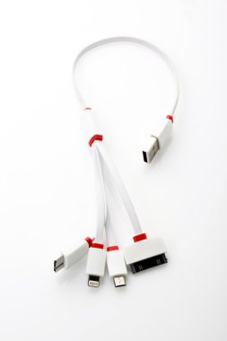 Arka planda evrensel mobil şarj kablosu