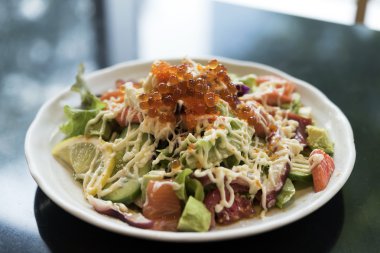 Somon yumurta salatası