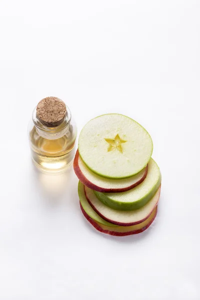 Нарезанный яблочный и яблочный уксус в бутылке — стоковое фото