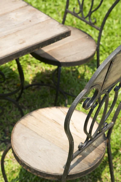 Винтажное кресло в саду, закрыть — стоковое фото