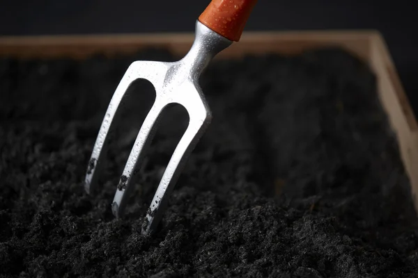 Tenedor excavando en el suelo, de cerca —  Fotos de Stock