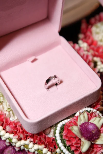 Anillo de boda en caja rosa, de cerca — Foto de Stock