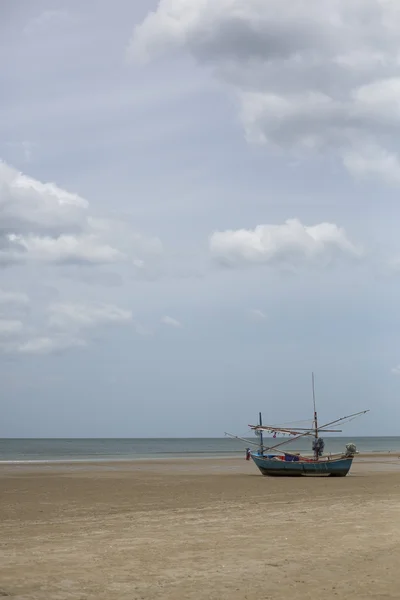 Liten fiskebåt bo på stranden i monsunregnen — Stockfoto