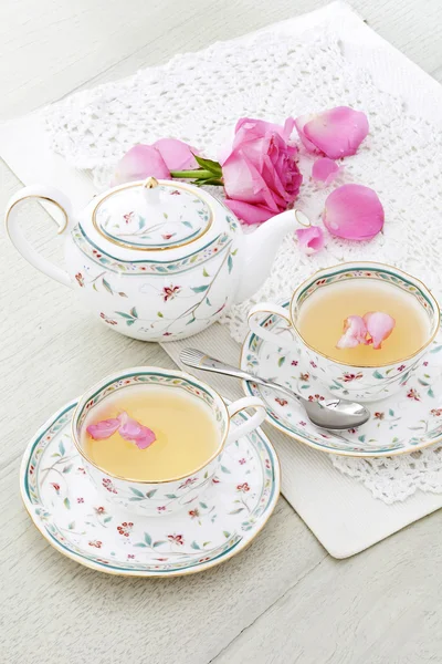 Set de té rosa en la mesa — Foto de Stock