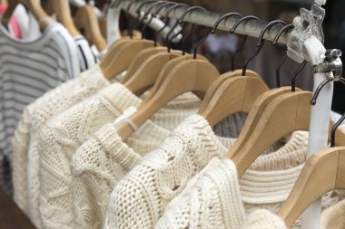 Bej renk raf giysilerindeki kazak örgü