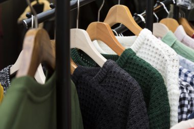 Kış kazak elbise raf üzerine