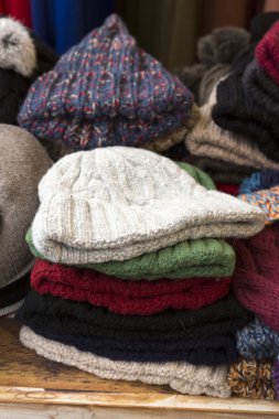 Örme yün şapka yığın yerel pazarda, Güney Kore