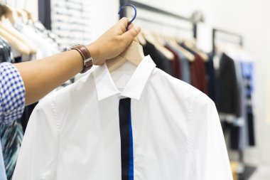 Açlık ait forması alışveriş üzerinde tutan el