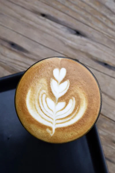 Kawa z serca kształt latte art służyć w szkle — Zdjęcie stockowe