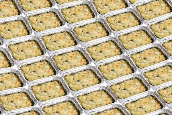 Espinacas al horno con queso en recipientes de papel de aluminio — Foto de Stock