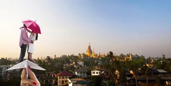 情人在纸上的飞机飞到 shwedagon，缅甸 — 图库照片