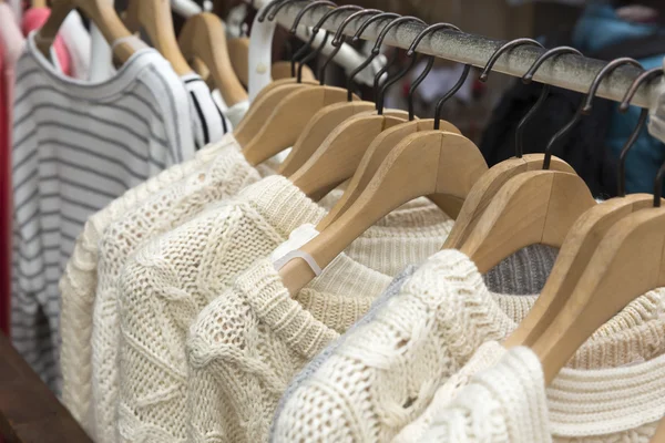 Camisola de tricô de cor bege no rack de roupas — Fotografia de Stock