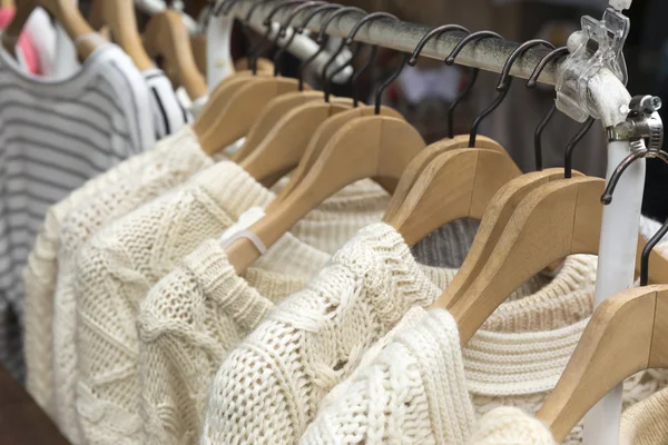ベージュ色のニット セーター服のラック — ストック写真