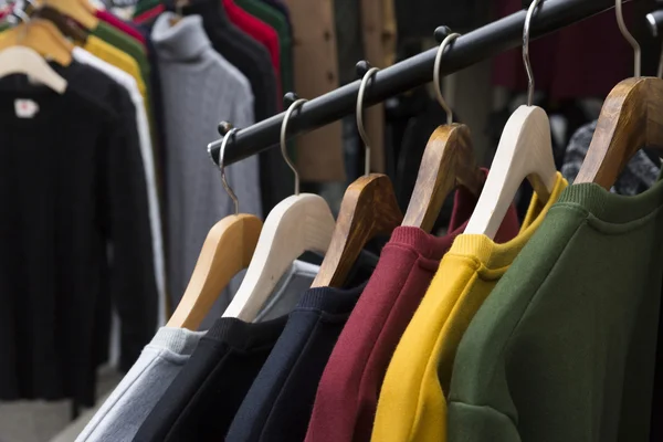Suéteres coloridos en perchero — Foto de Stock