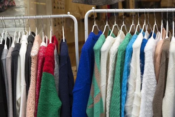 服のラックではカラフルなセーター — ストック写真