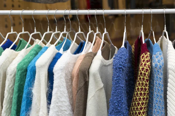 Suéteres coloridos en perchero — Foto de Stock