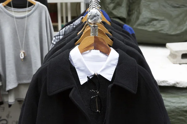 Jaquetas de lã de inverno preto no rack de roupas — Fotografia de Stock