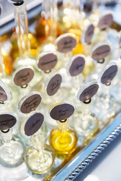 Група парфумів у скляних пляшках на столі — стокове фото