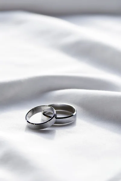 Dos anillo de boda en tela blanca — Foto de Stock