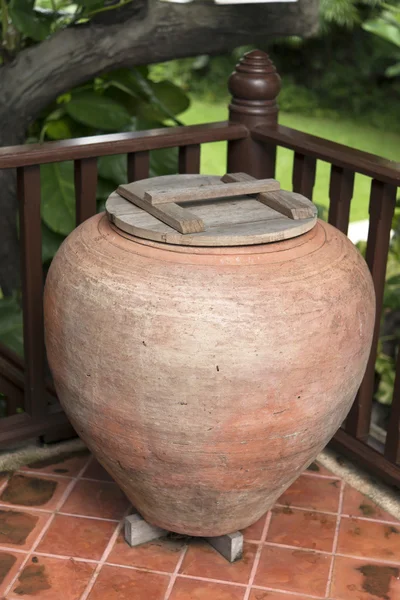 Thaise stijl water opslag jar — Stockfoto