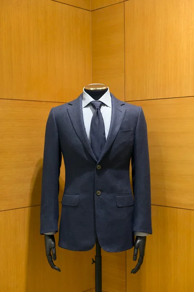 Suit stå på trä bakgrund — Stockfoto