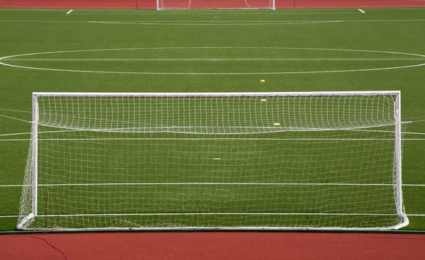 Lege voetbal gol op veld — Stockfoto