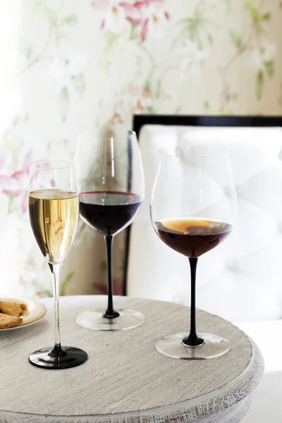 Verres de champagne et de vin sur table ronde — Photo