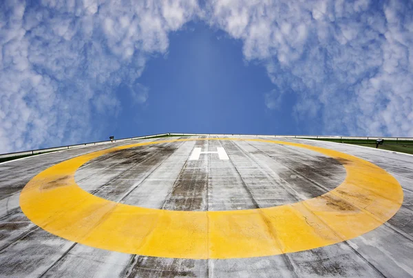 Helipad no fundo do céu — Fotografia de Stock