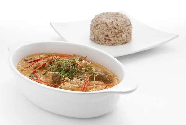 Delicioso curry rojo con arroz sobre fondo — Foto de Stock