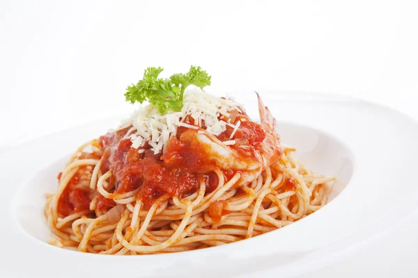 Spaghetti met rode saus met garnalen — Stockfoto