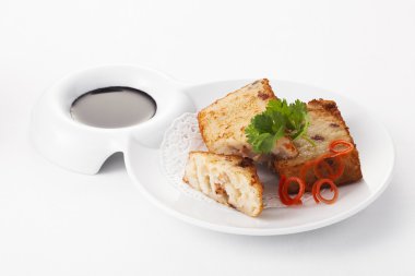 Plaka siyah soslu kızarmış turp kek