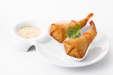 Çıtır karidesli böreği plaka üzerinde