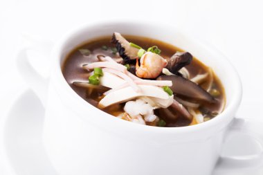 Sichuan ekşi çorbası hizmet beyaz kase