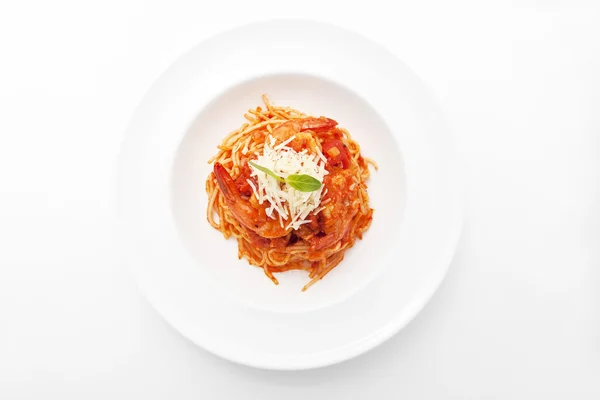 Spaghetti met rode saus met garnalen, bovenaanzicht — Stockfoto