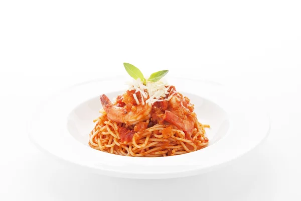 Espaguetis en salsa roja con camarones —  Fotos de Stock