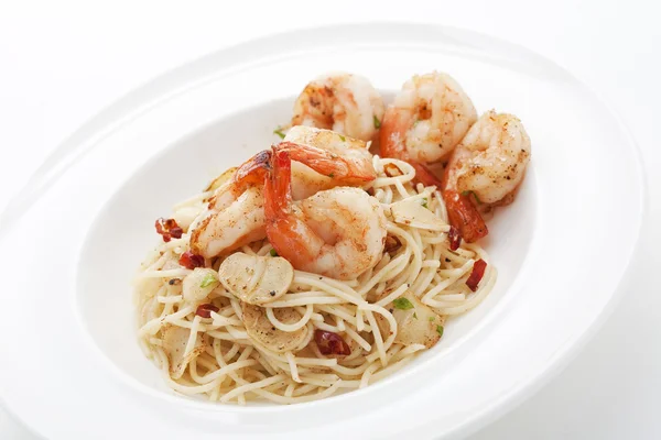 Spaghetti fritti con gamberetti e aglio, da vicino — Foto Stock