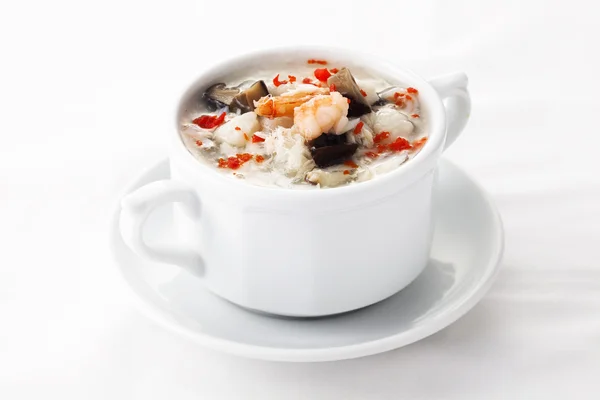 Κινεζική αυγό σούπα με θαλασσινά σε λευκή γυάλα — Φωτογραφία Αρχείου
