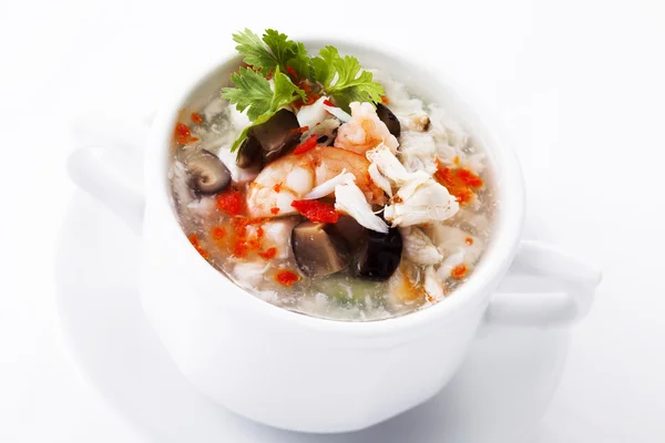 Kinesiska ägg soppa med fisk och skaldjur i vit skål — Stockfoto